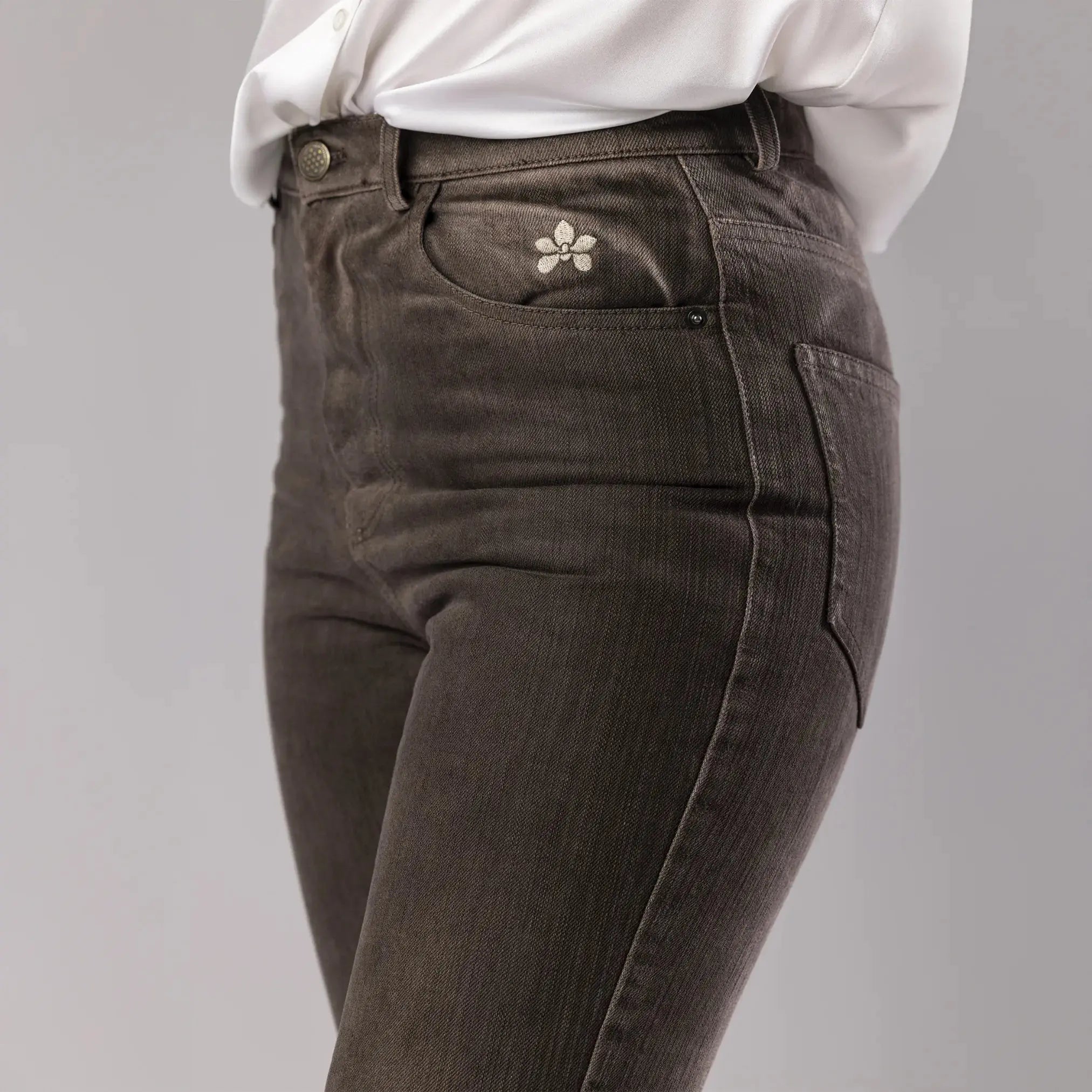 Jean Evasé en Coton Brun avec Broderie Orchidée Moda di Christine