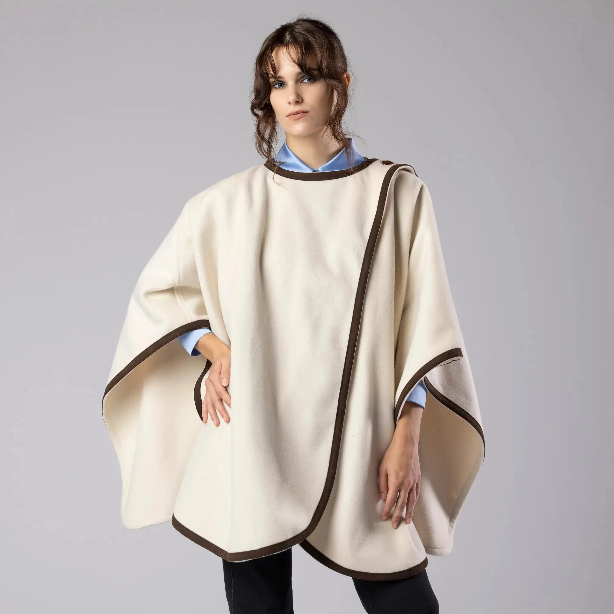 Poncho Crème avec Bordure en Daim Moda di Christine