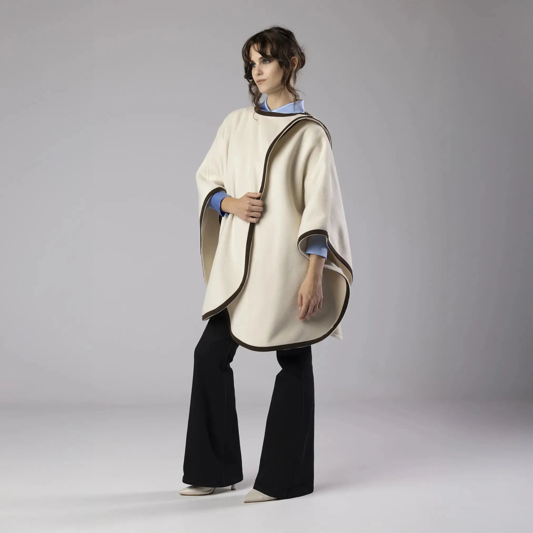 Poncho Crème avec Bordure en Daim Moda di Christine