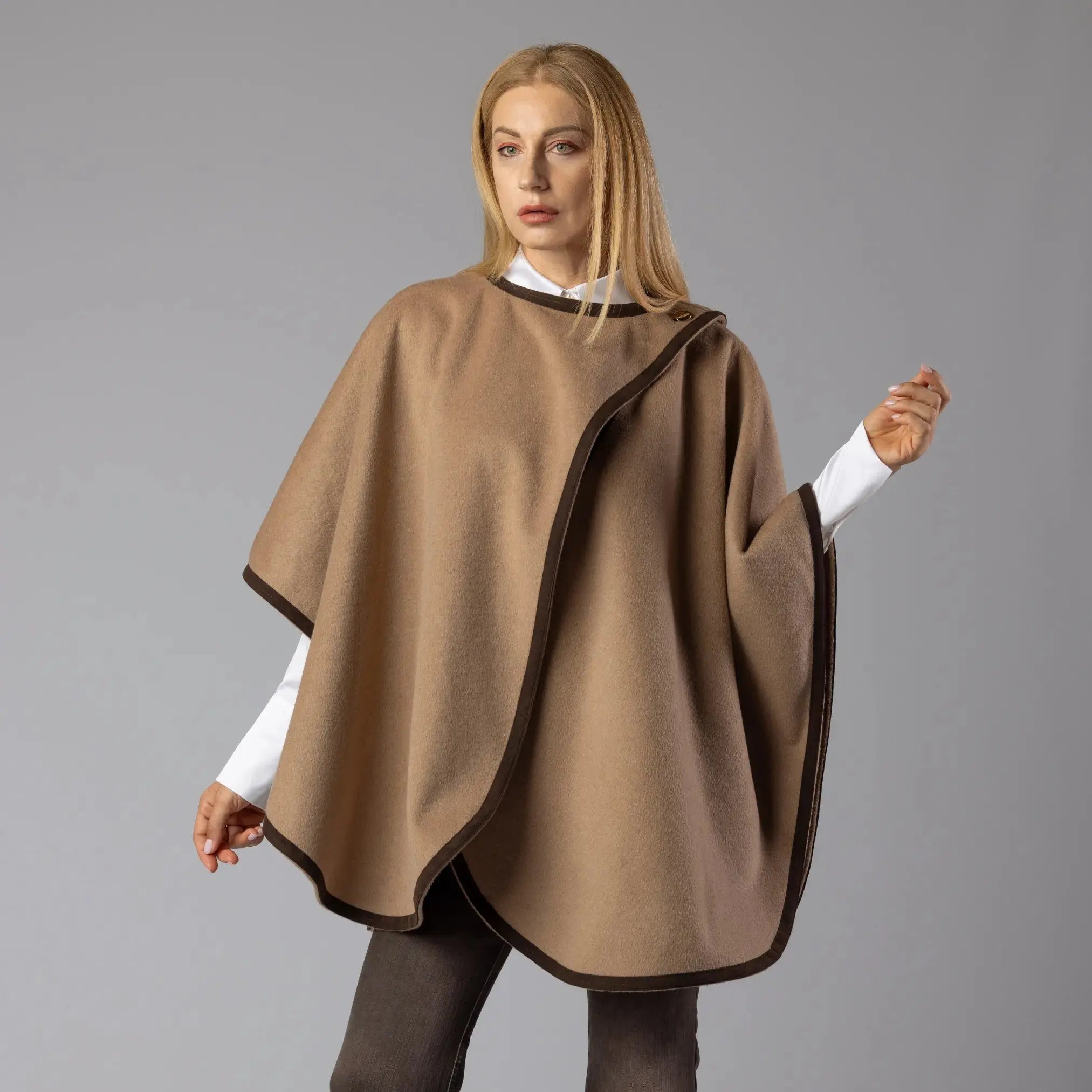 Poncho Moka avec Bordure en Daim Moda di Christine