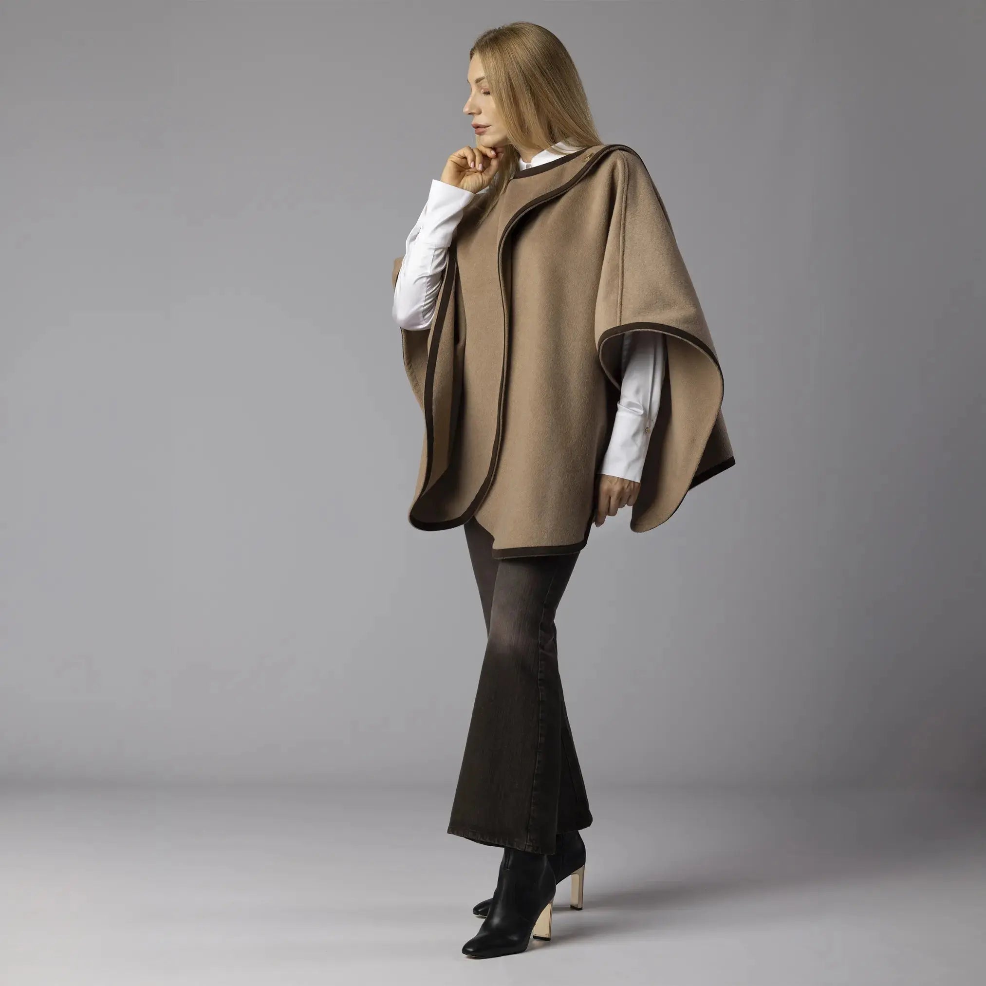 Poncho Moka avec Bordure en Daim Moda di Christine