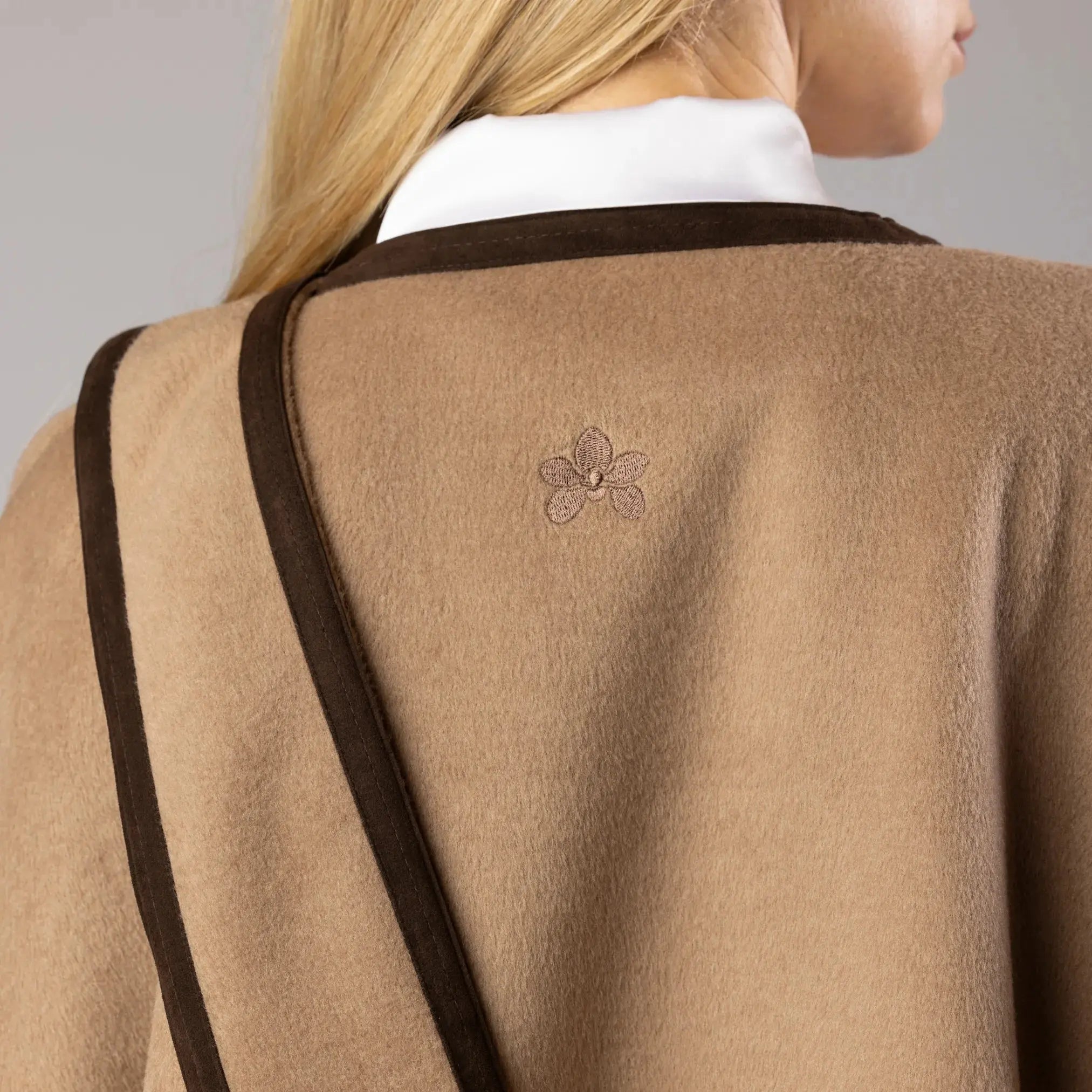 Poncho Moka avec Bordure en Daim Moda di Christine