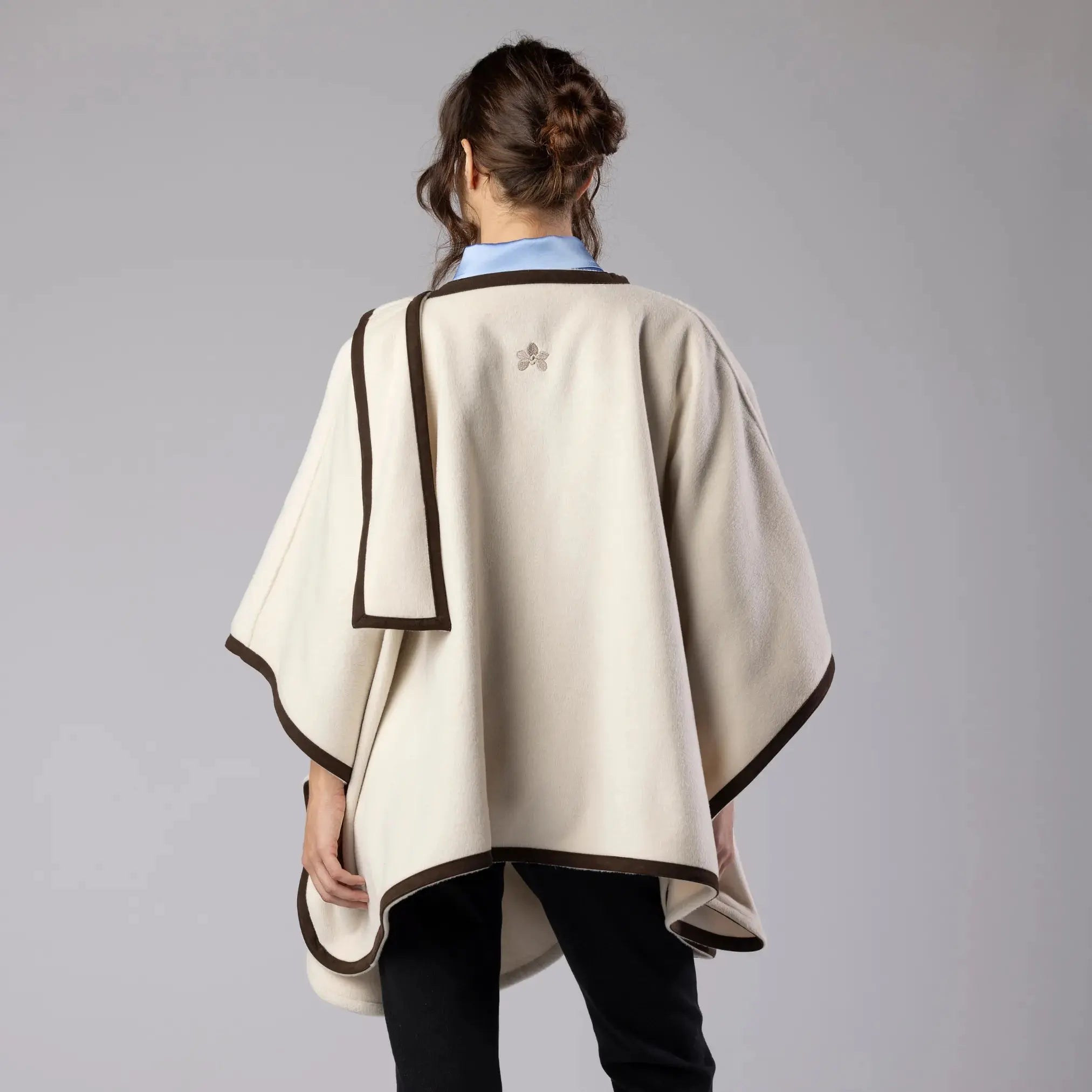 Poncho Crème avec Bordure en Daim Moda di Christine