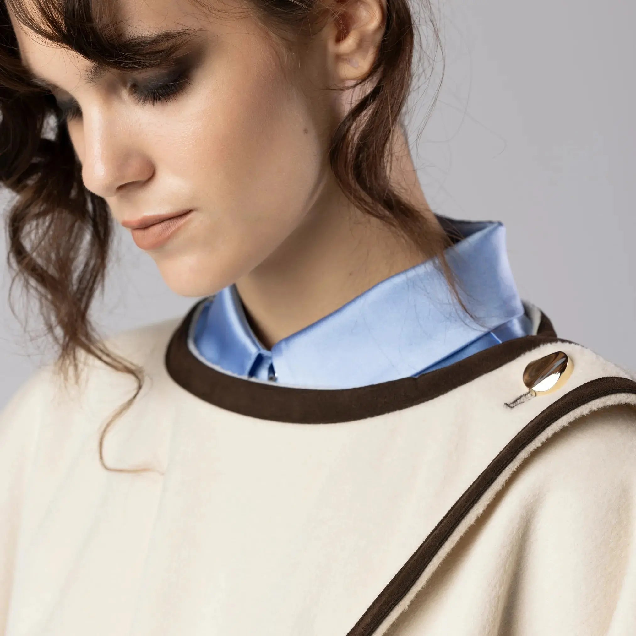 Poncho Crème avec Bordure en Daim Moda di Christine