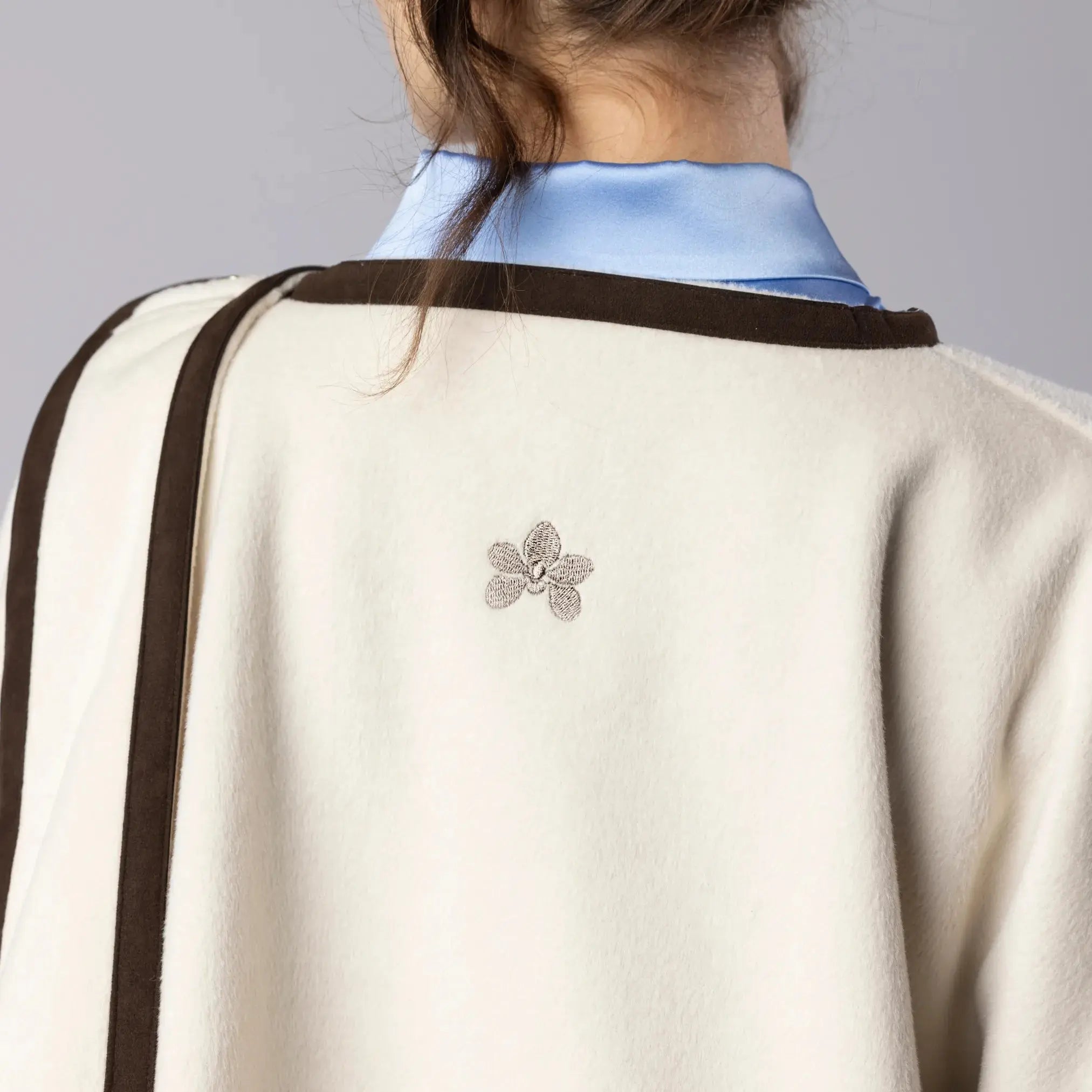 Poncho Crème avec Bordure en Daim Moda di Christine