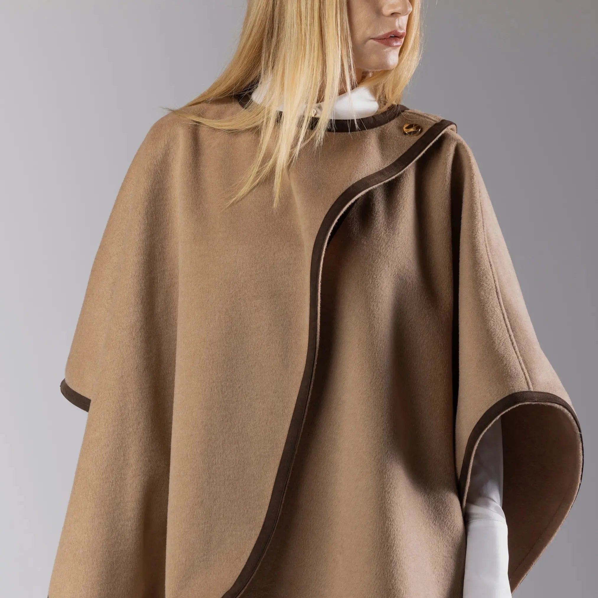 Poncho Moka avec Bordure en Daim Moda di Christine