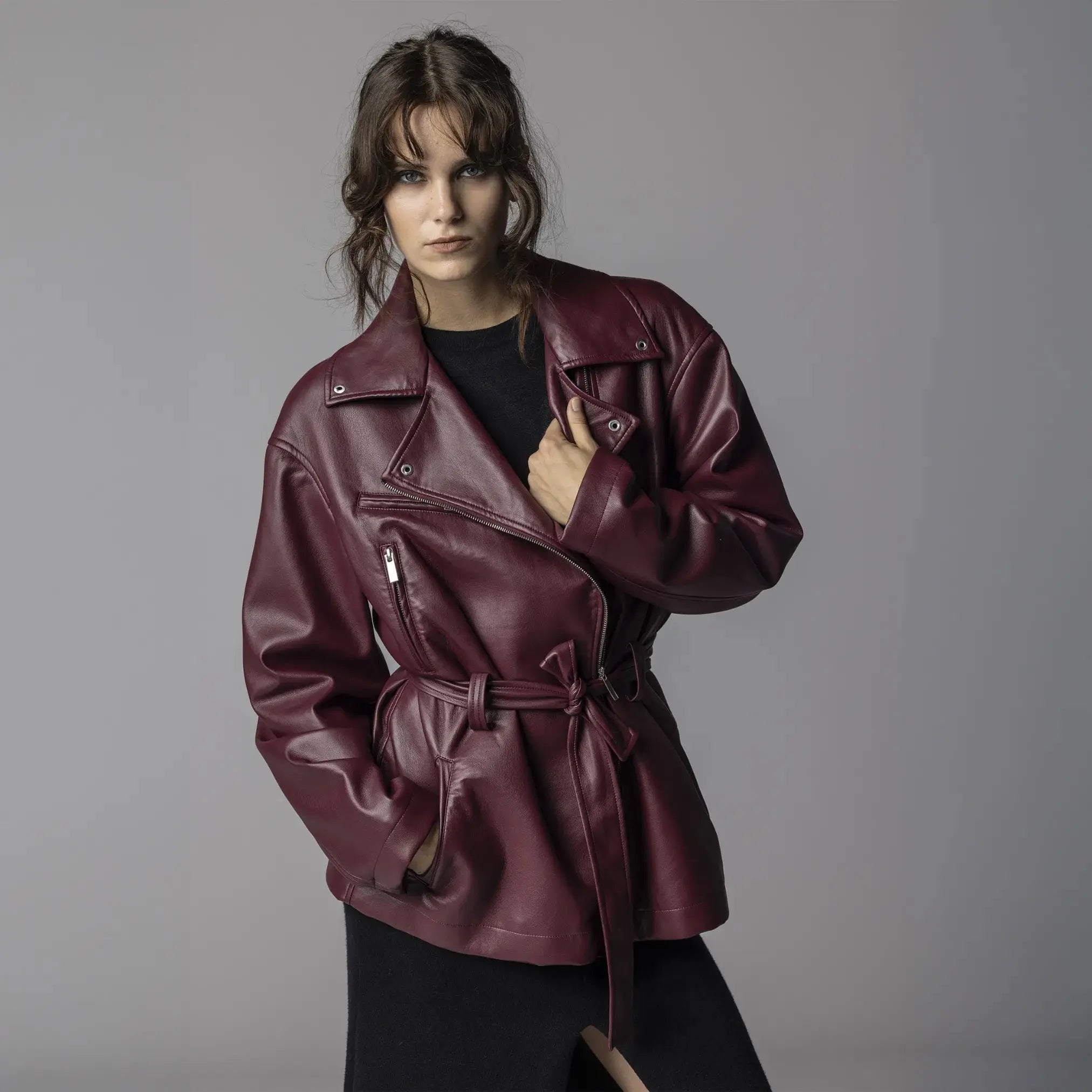 Veste en Simili Cuir Bordeaux avec Détails Métalique et Doublure Logotée Moda di Christine